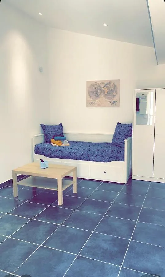 Jolis Studios Centre Avignon 0*,  France